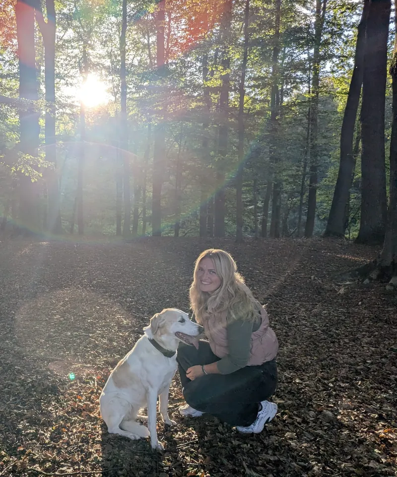 Ilona Janzen mit ihrer Hündin im herbstlichen Wald